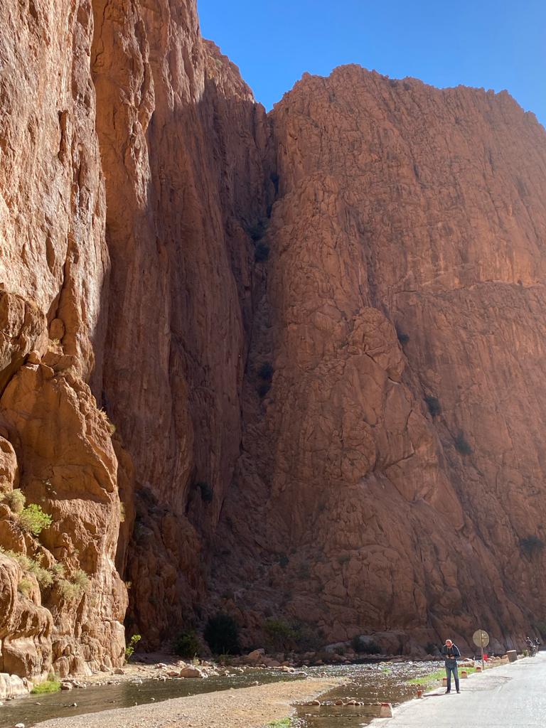 En la provincia de Tinghir, a 1.300 metros de altitud, al pie de los 30 km del Gran Atlas, son populares entre los escaladores por sus paredes, que pueden alcanzar los 300 metros. En invierno, las cumbres vecinas cubiertas de nieve ofrecen una vista fantástica. En primavera, sin embargo, la frescura del clima y el verdor revelan el esplendor de la zona. Aquí se encuentran los últimos pastores nómadas.